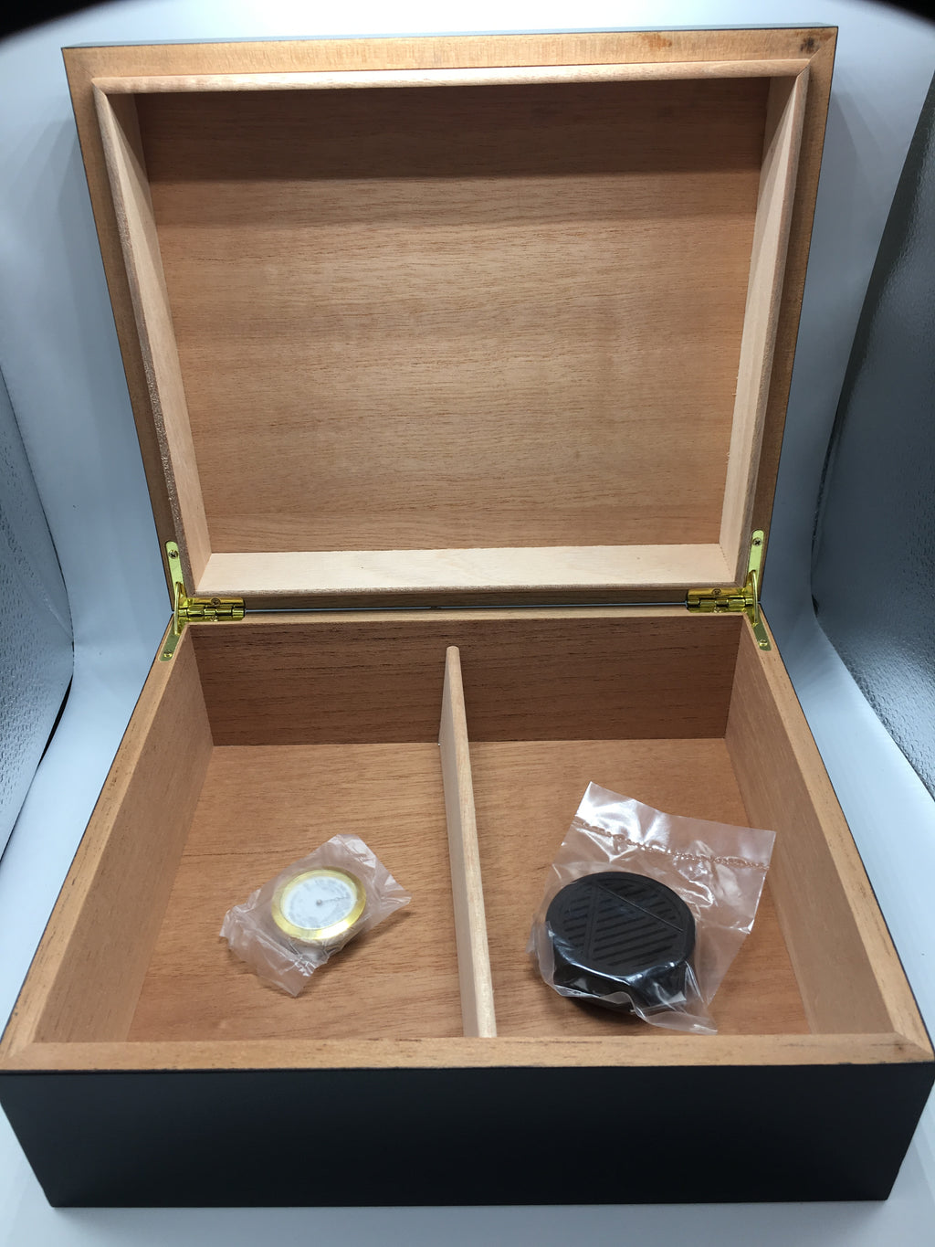 50 stick humidor - Ebony Wood top finish - Lid open